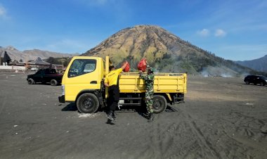 Polres-Probolinggo-Gelar-Bakti-Bersih-di-Gunung-Bromo-Usai-Yadnya-Kasada