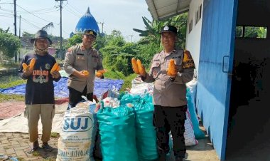 Polsek-Tanggulangin-Dampingi-Gapoktan-Randegan-Jemur-Hasil-Panen-Jagung-untuk-Penuhi-Standar-Kualitas