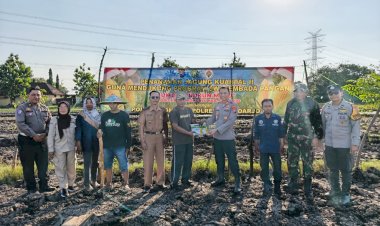 Kapolsek-Wonoayu-Tanam-Jagung-Bersama-Gapoktan