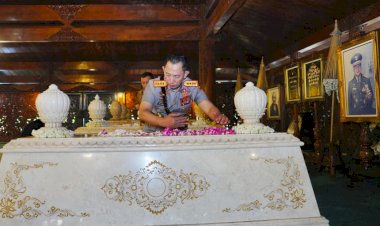 Usai-Soekarno-dan-Gus-Dur,-Kapolri-Ziarah-Tabur-Bunga-ke-Makam-Soeharto
