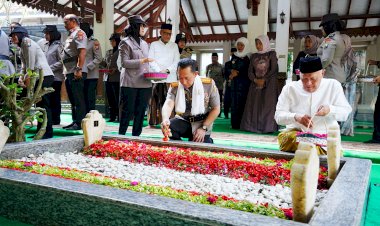 Kapolri-Kenang-Jejak-Reformasi-Gus-Dur-Melalui-Ziarah-di-Tebuireng-Jelang-Hari-Bhayangkara-ke-80