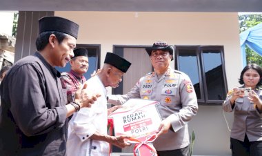 Sambut-Hari-Bhayangkara-ke-80,-Polri-Bedah-80-Rumah-Layak-Huni,-Bapak-Usin-(85)-Kini-Miliki-Rumah-Baru-Berpanel-Surya