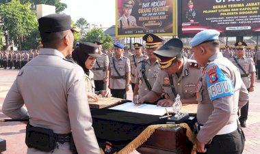 Kapolresta-Sidoarjo-Pimpin-Upacara-Sertijab-Pejabat-Utama,-Kapolsek-Jajaran-dan-Kenaikan-Pangkat-Anggota