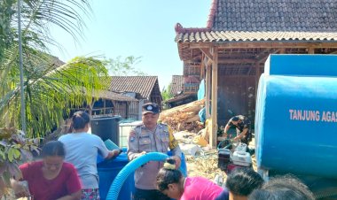 Polres-Bojonegoro-Salurkan-16-Ribu-Liter-Air-Bersih-untuk-Warga-Terdampak-Kemarau-di-Ngambon