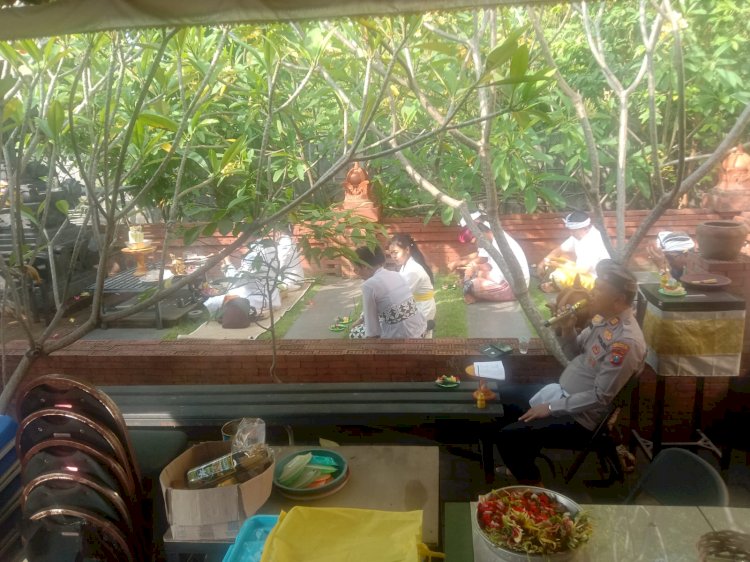 Pura Kertha Bumi Bhayangkara Gelar Ibadah Suci Tilem