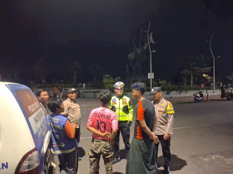 Patroli Dialogis Polres Pelabuhan Tanjungperak Imbau Warga di Pesisir Surabaya Antisipasi Banjir Rob