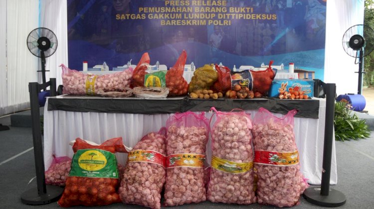 Bareskrim Polri Musnahkan Ribuan Kilogram Bawang Impor Ilegal dari Jalur Tikus Perbatasan Malaysia