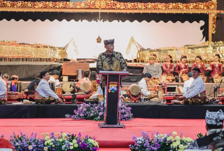 Kapolda Jatim Gaungkan Semangat Jogo Jawa Timur di Pagelaran Wayang Kulit Hari Bhayangkara ke - 80