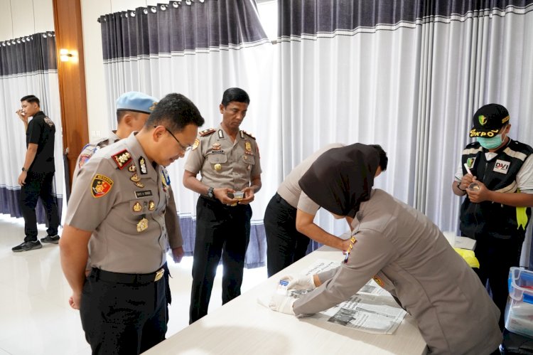 Komitmen Bersih Narkoba, Kapolres Situbondo Jalani Tes Urine bersama PJU dan Kapolsek Jajaran