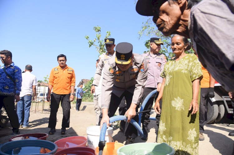 Polres Bondowoso Salurkan Air Bersih ke 20 Dusun yang Terdampak Kekeringan