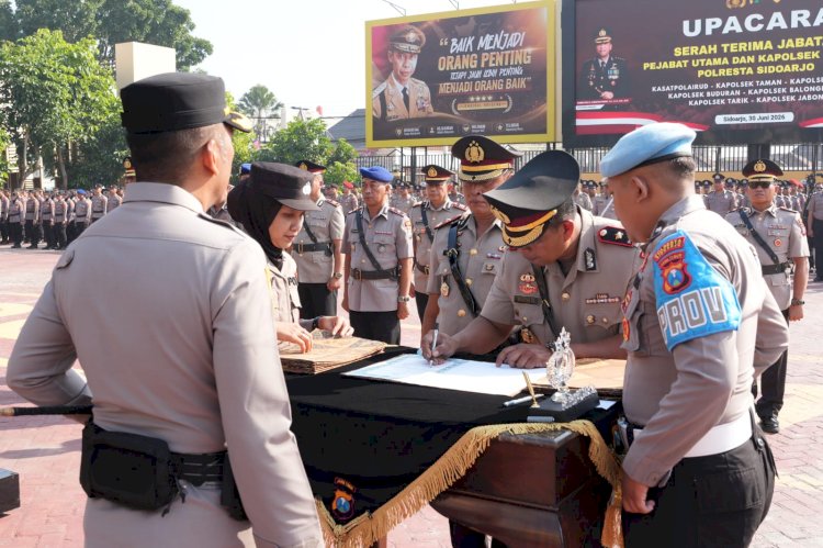 Kapolresta Sidoarjo Pimpin Upacara Sertijab Pejabat Utama, Kapolsek Jajaran dan Kenaikan Pangkat Anggota