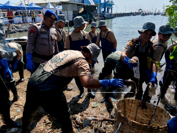Sinergi Bersih - bersih Pantai, Polres Gresik Wujudkan Indonesia ASRI