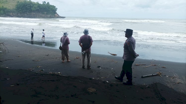 Layanan Pengamanan Polres Blitar Patroli Dialogis di Wisata Pantai Serang