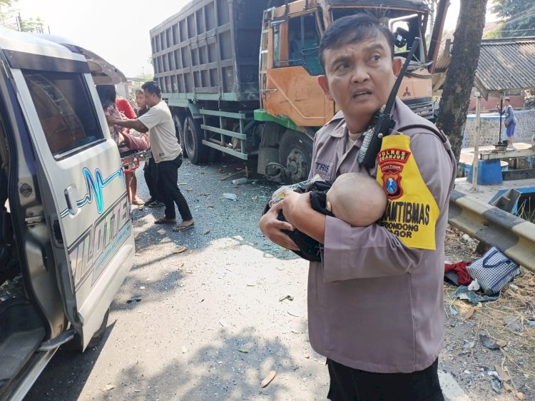 Tuai Pujian Warganet, Aksi Heroik Bhabinkamtibmas Polsek Bagor Selamatkan Bayi Korban Kecelakaan Bus di Nganjuk