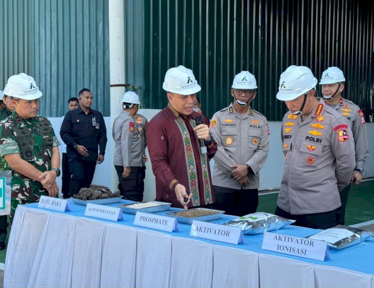 Kapolri Tinjau Pabrik Pupuk Batu Bara di Kampar, Lepas Distribusi 80 Ton Pupuk untuk Kelompok Tani Riau